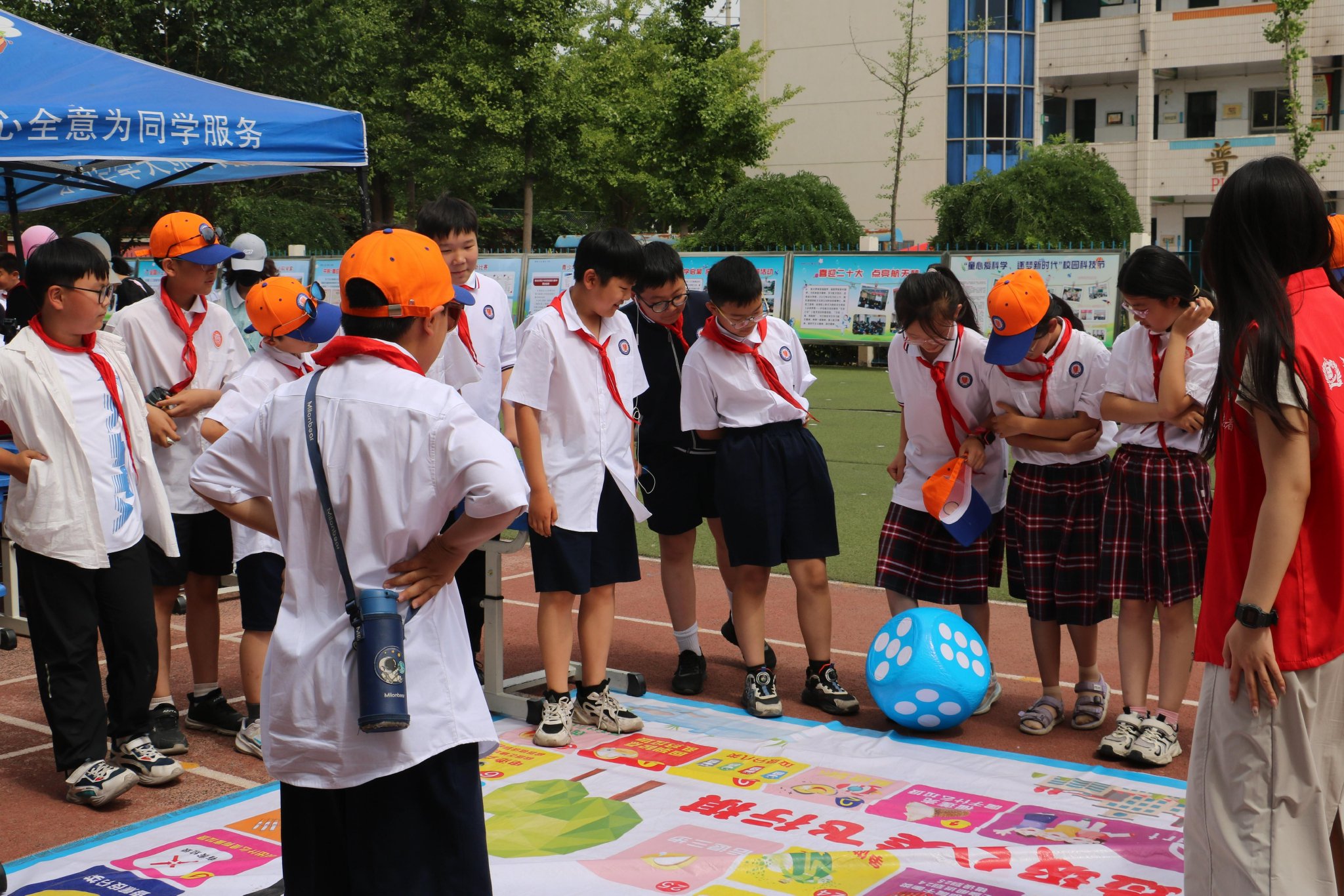 河南师大附小学生体验“环保飞行棋”小游戏