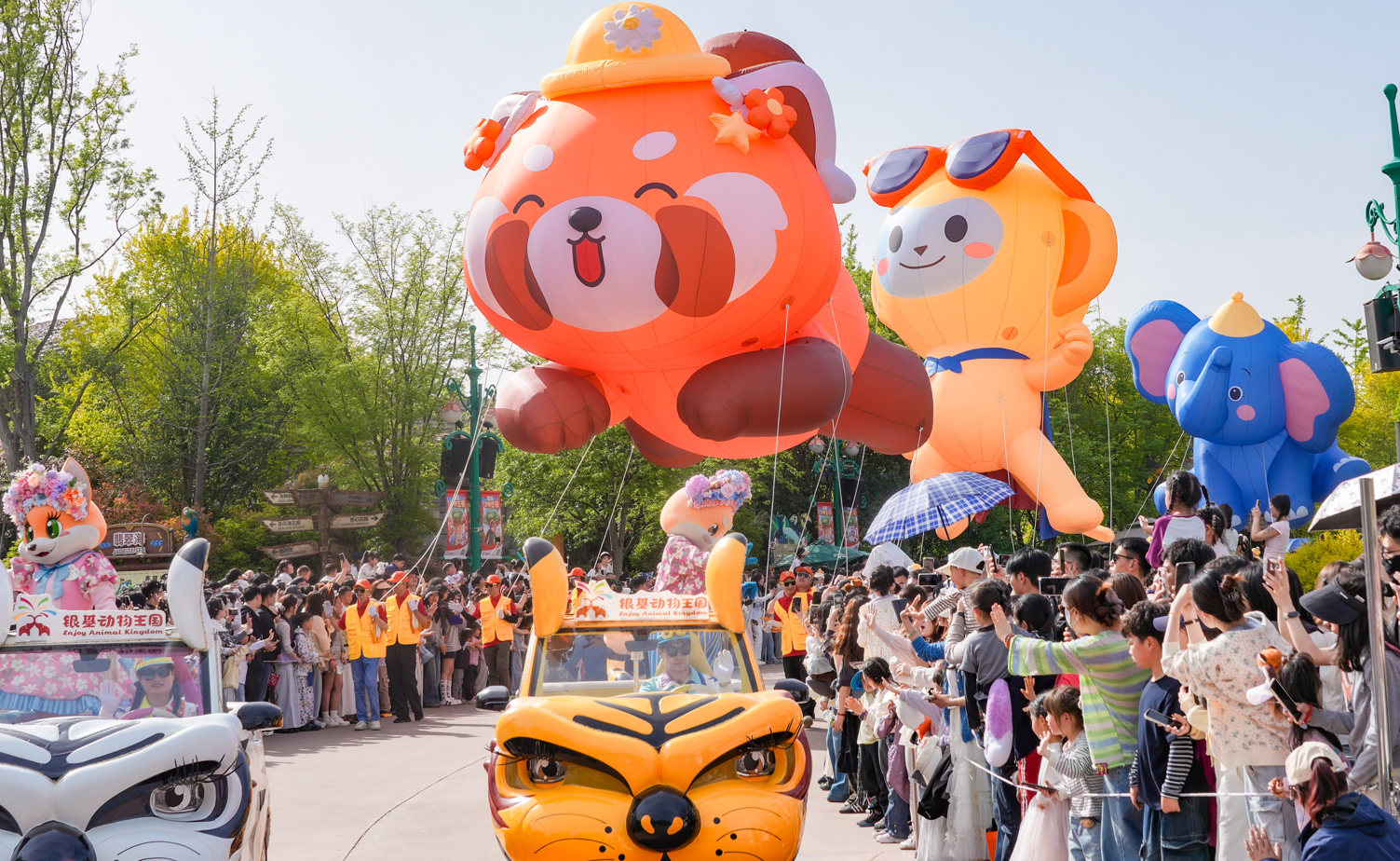 （动物主题空飘气模受到游客喜爱）