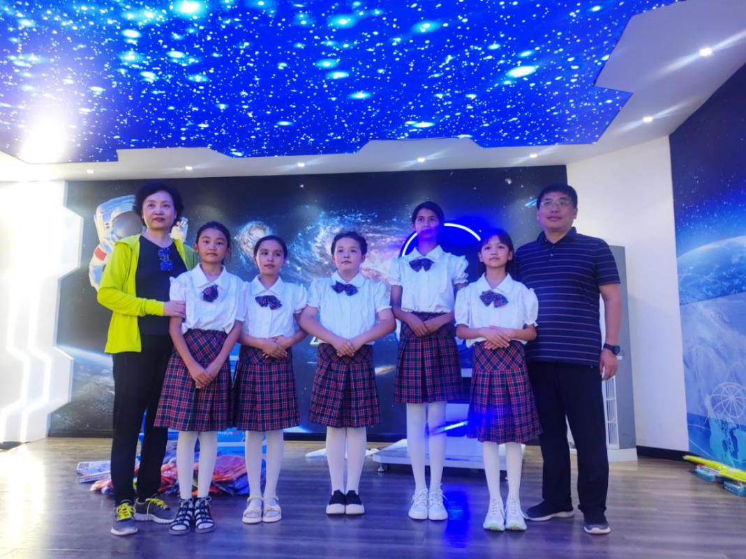 在河南省科协援建的比地力克村乡村科普馆,为科普馆小小科普员精彩的讲解点赞