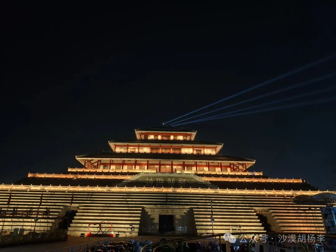 图：赛事途经地鹤壁鹿台阁夜景。