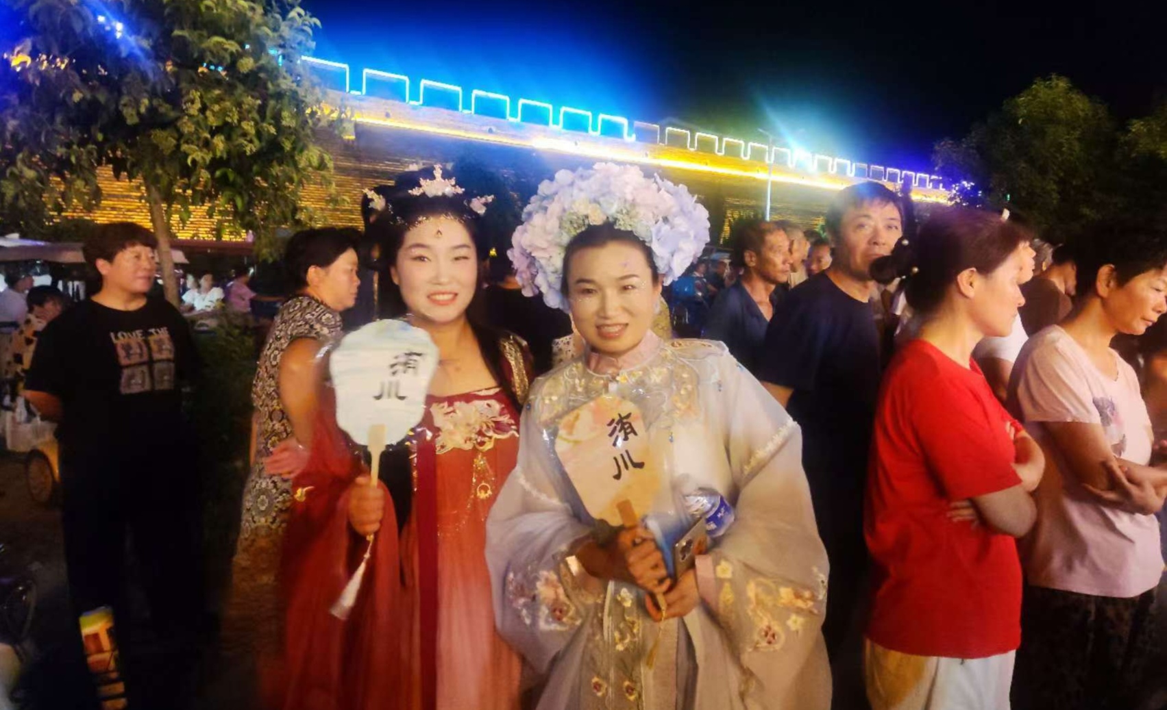 游客夜游“洧川不夜城”