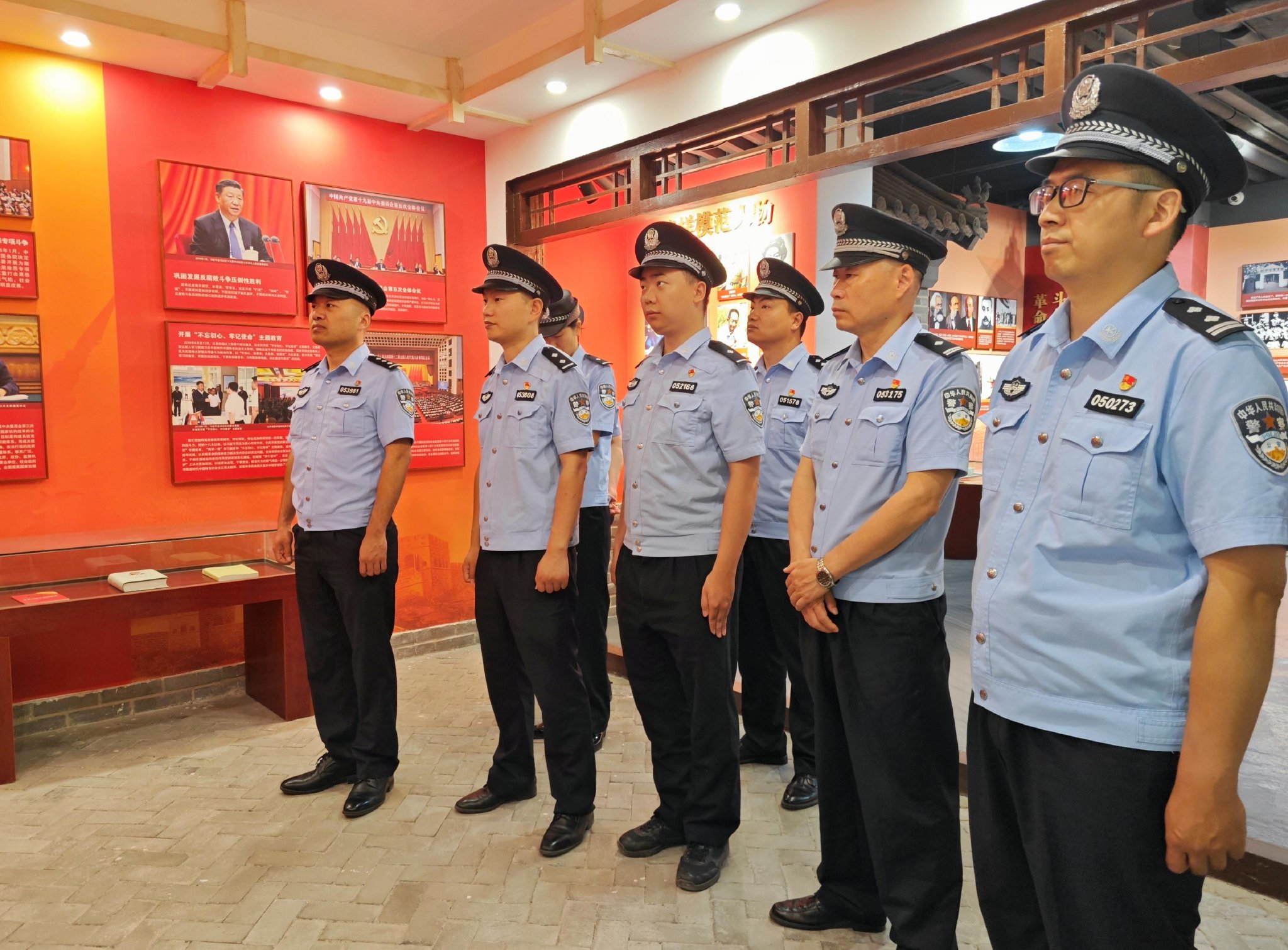 深化党纪学习教育,新乡东站派出所组织民警赴新乡市红旗区廉政教育馆开展“政治生日忆初心 廉政教育守底线”学习教育。李纪元 摄