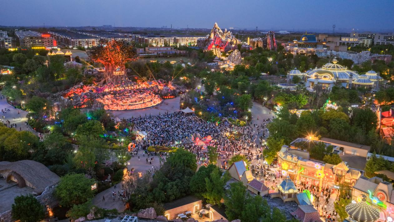 （银基动物王国夜间游玩氛围）