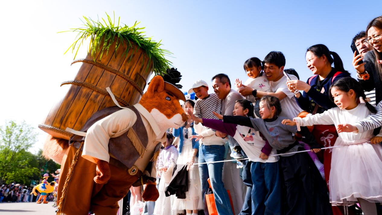 （银基动物王国演员与游客互动）