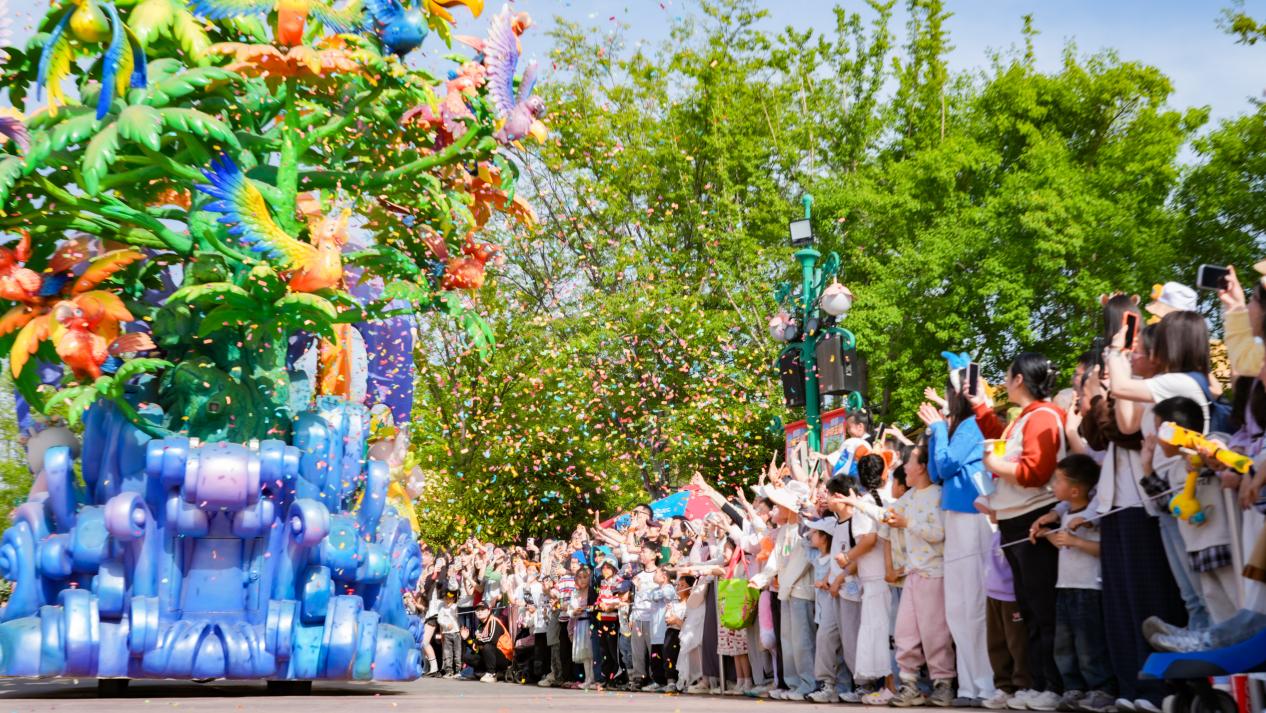 （银基动物王国花车大巡游现场）