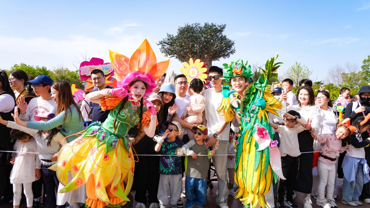 （动物王国演员与亲子家庭合影）