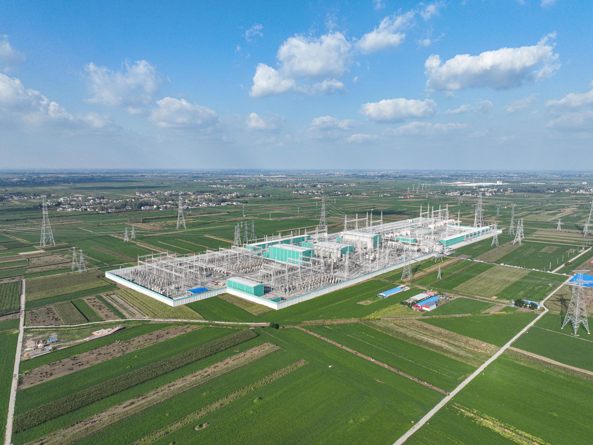 青海-河南±800千伏特高压直流工程受端站豫南换流变电站鸟瞰图。张鑫 摄