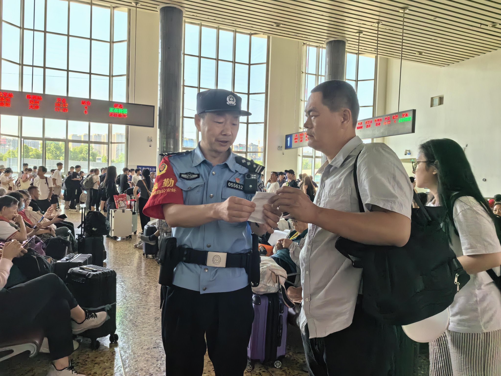 詹晓强在洛阳火车站候车厅耐心回答旅客咨询。 殷昕 摄