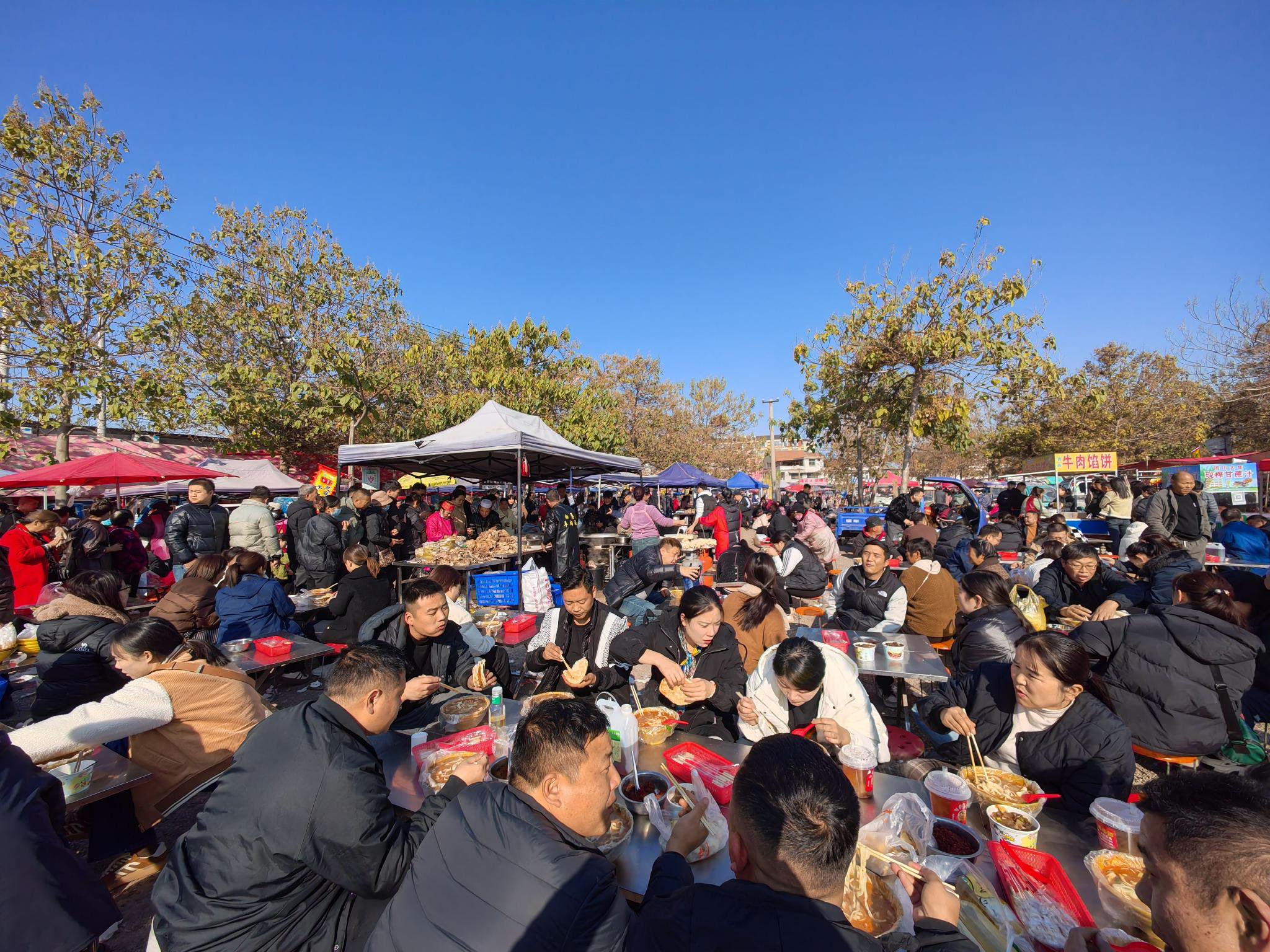 八方游客蜂拥前来洧川大集品尝特色美食