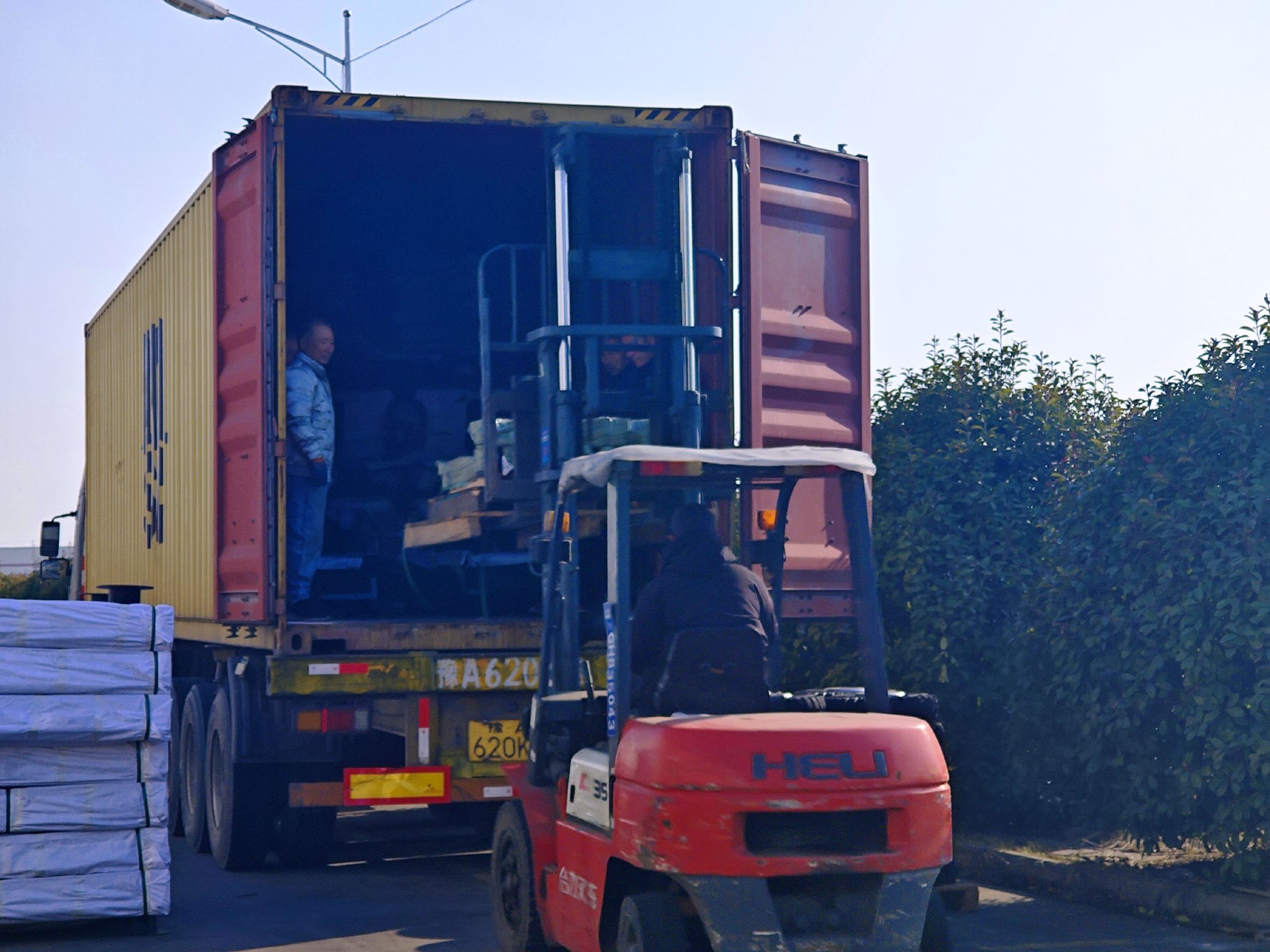 图为洛阳五羊三轮摩托车有限公司厂区内即将出口非洲的待组装零件正在装车。