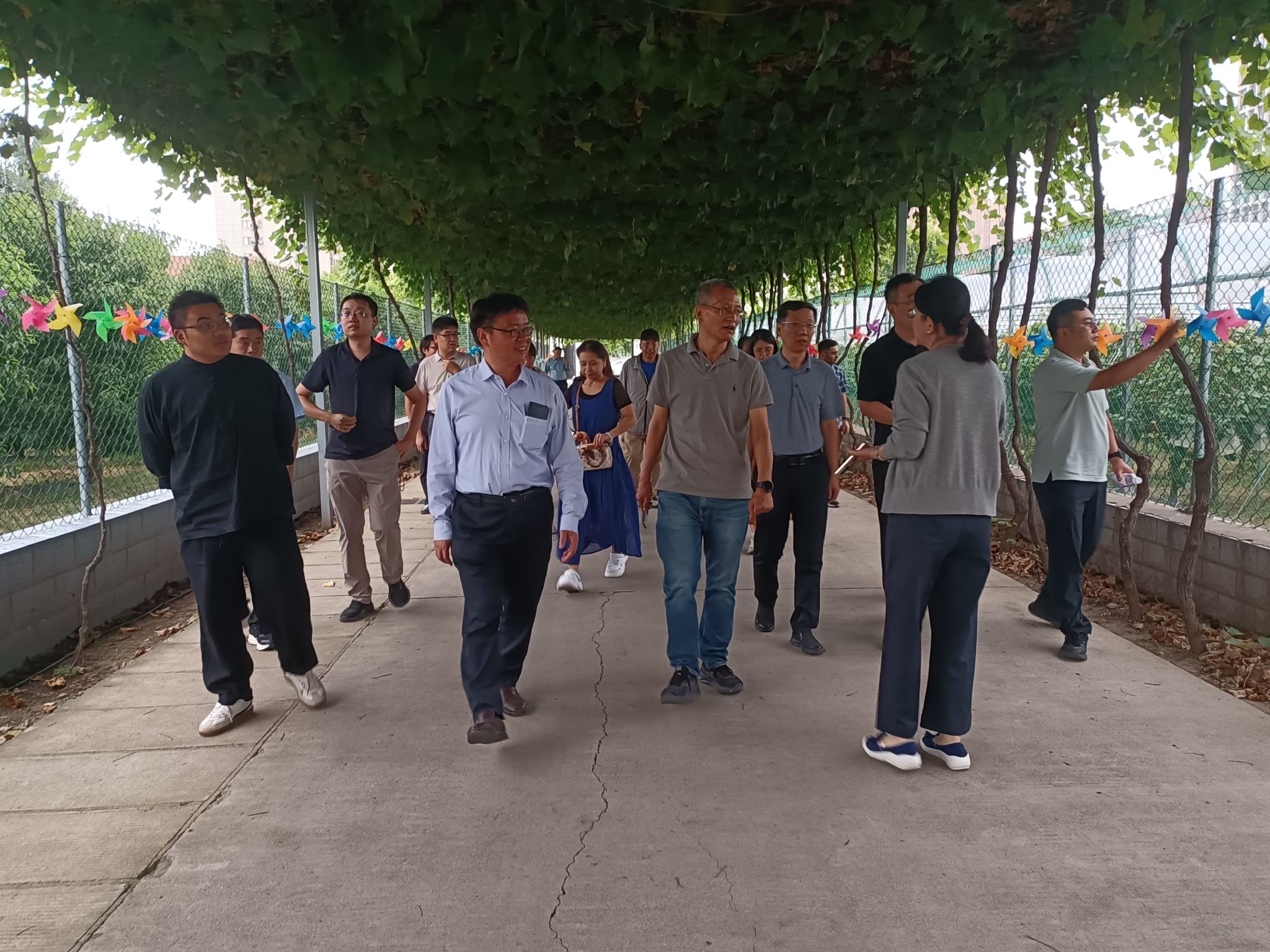 参观人员走进科普工作站