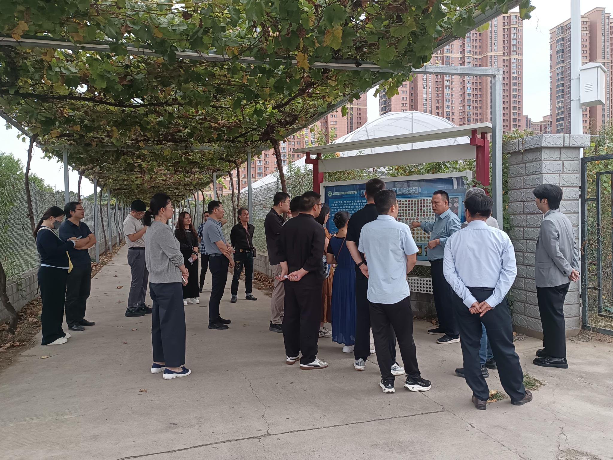 管城四支社副主委王新卫在为大家讲解国家桃种质资源圃现状