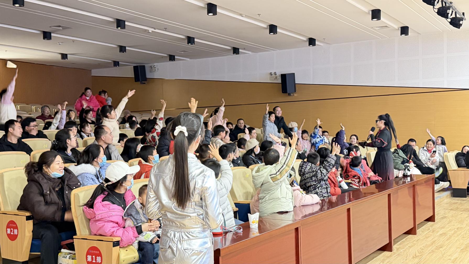 观众现场热情参与