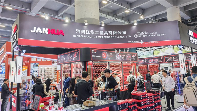 河南江华工量具有限公司展位前人流如织。本报全媒体记者 王歌 摄