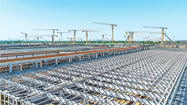 　　10月21日，由中铁七局承建的郑州经开新一代信息技术及未来智造港C区项目施工现场塔吊林立。建设者们抢抓施工节点，铆足干劲、全速攻坚，全力保障项目建设有序高效推进。姚明智 摄