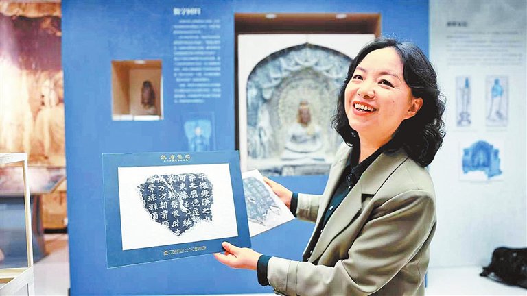 龙门石窟研究院将3D打印技术用于碑刻拓印的社教互动体验。河南日报社全媒体记者 时硕 摄