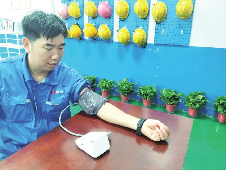 在豫光集团有限公司工会工间小憩室，职工用血压计测量血压。党雪飞 摄