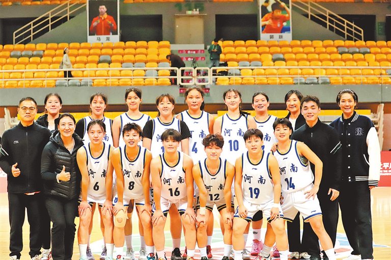 河南青年女篮赛后合影。
