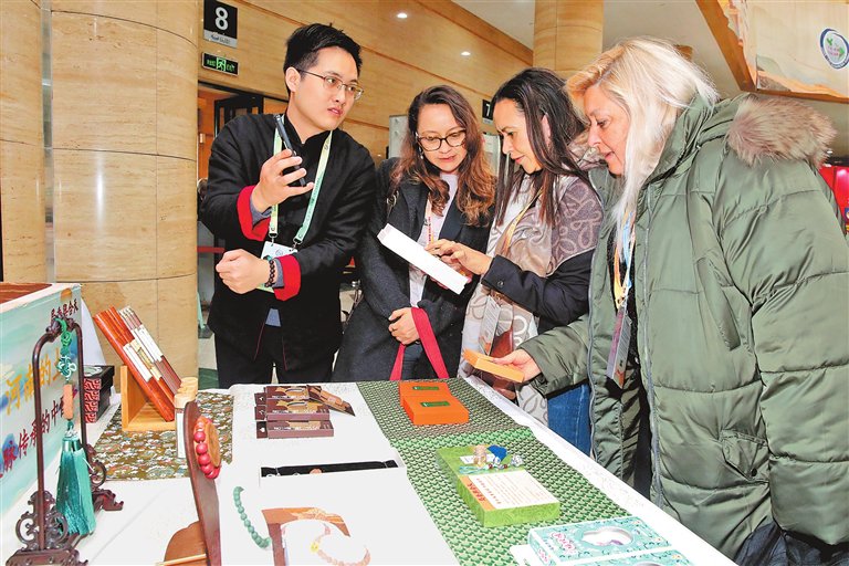 11月3日，参会嘉宾在河南非物质文化遗产展区了解非遗作品。　本报记者 王铮 摄