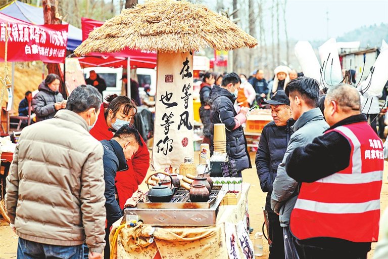 　　④ 图①②③④ 12月22日，贾鲁河源头周围，复涌机井所在的机井房被拆除，涌水点完全展露出来，周围满是前来直播、打卡的市民，周边的河岸上也形成了一个临时小集市。