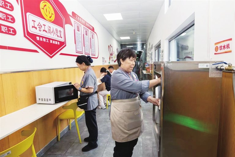 安阳文峰吾悦广场的工会工间小憩室为保洁、保安等职工提供了舒适的休息场所。王威 摄