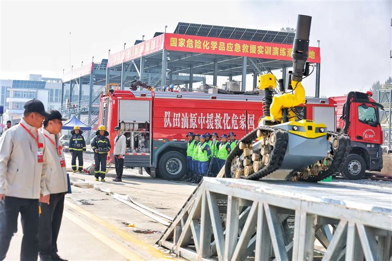 图①　竞赛中，参赛队员操纵灭火机器人执行任务。
