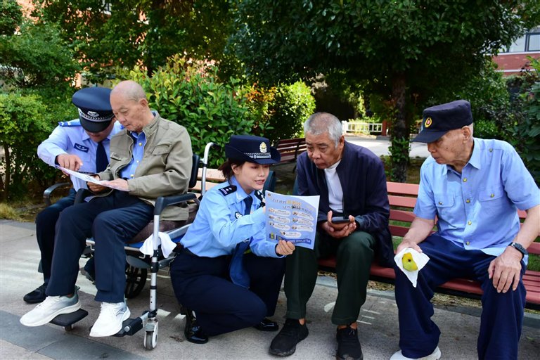 　　10月13日，新乡市公安局卫滨分局中同街派出所组织民警、辅警深入辖区，开展养老反诈宣传。吕永强 摄
