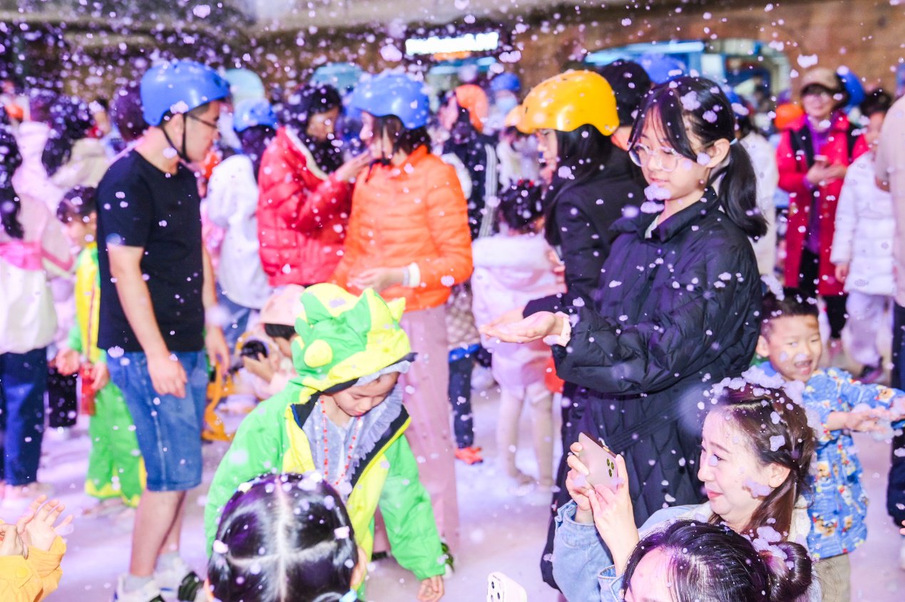 (银基冰雪世界冰湖飘雪秀场景)