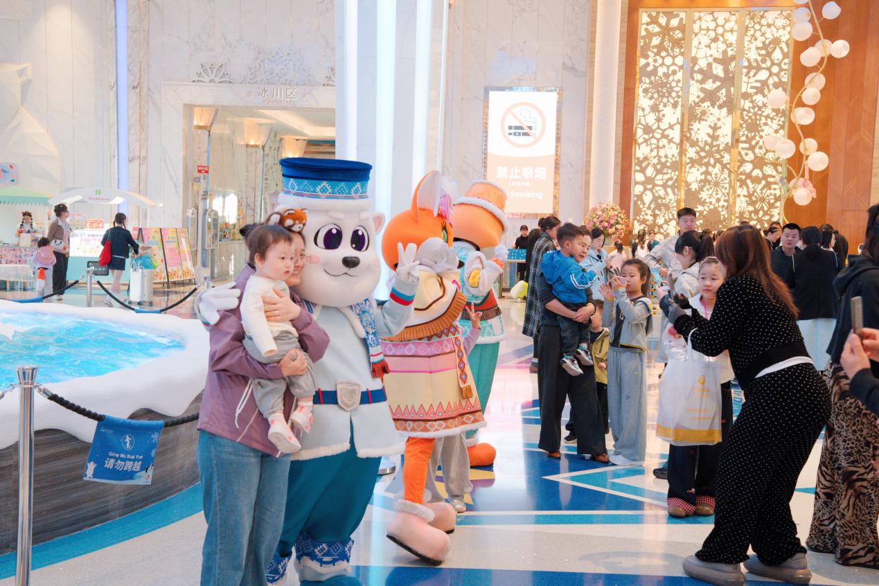 （银基冰雪酒店人偶接待住客）