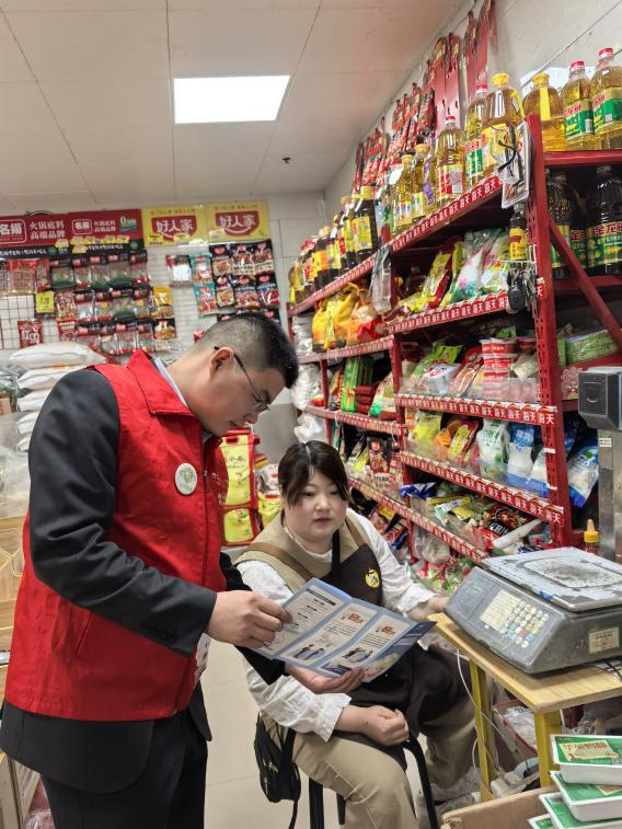普惠金融进市场 便民服务暖人心—广发银行郑州科技支行进市场开展普惠金融宣传