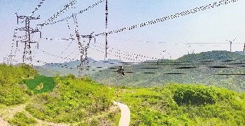 工作人员对500千伏陕瀛Ⅱ线开展带电作业，消除线路缺陷