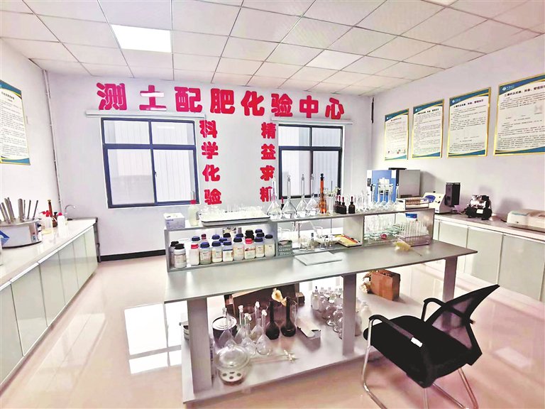 　　为农服务中心倡导农民科学施肥、合理施肥，让农田吃上“定制餐”。本版图片除署名外均为受访者供图