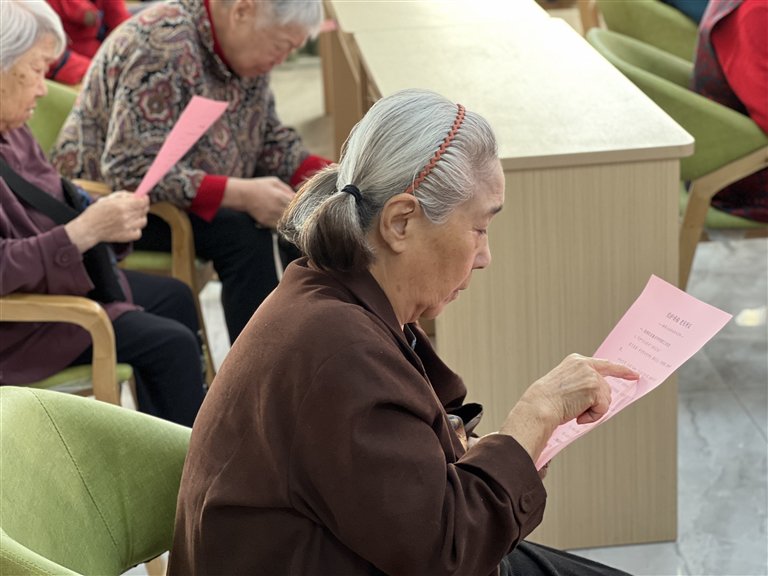驻马店市为老服务中心的老人们在认真阅读反诈宣传页。本报全媒体记者 赵大明 摄