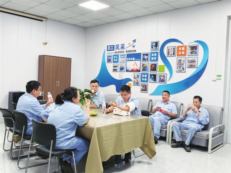 河南平高电气股份有限公司的工会工间小憩室成为职工放松身心的温馨港湾。刘德源 摄