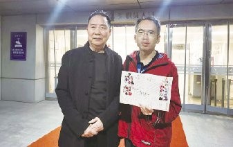演出结束后,一位年轻的湖北戏迷等在剧院外,只为要一个签名