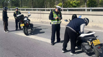 郑州交警严查摩托车大货车上高架