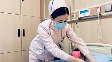 河南“婚假护士”万米高空救人