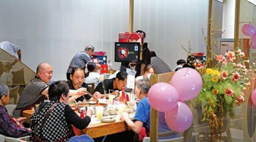 郑州00后新人举办火锅婚礼引热议