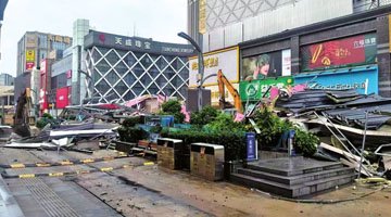 郑州德化步行街4处违建玻璃房拆除