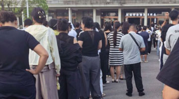 河南籍儿科医生离世上千人自发送别
