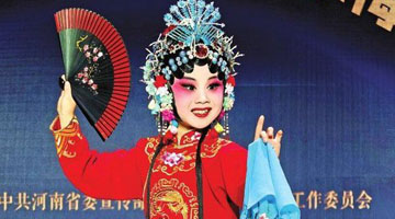 汝州八岁豫剧女孩捧回“小梅花”