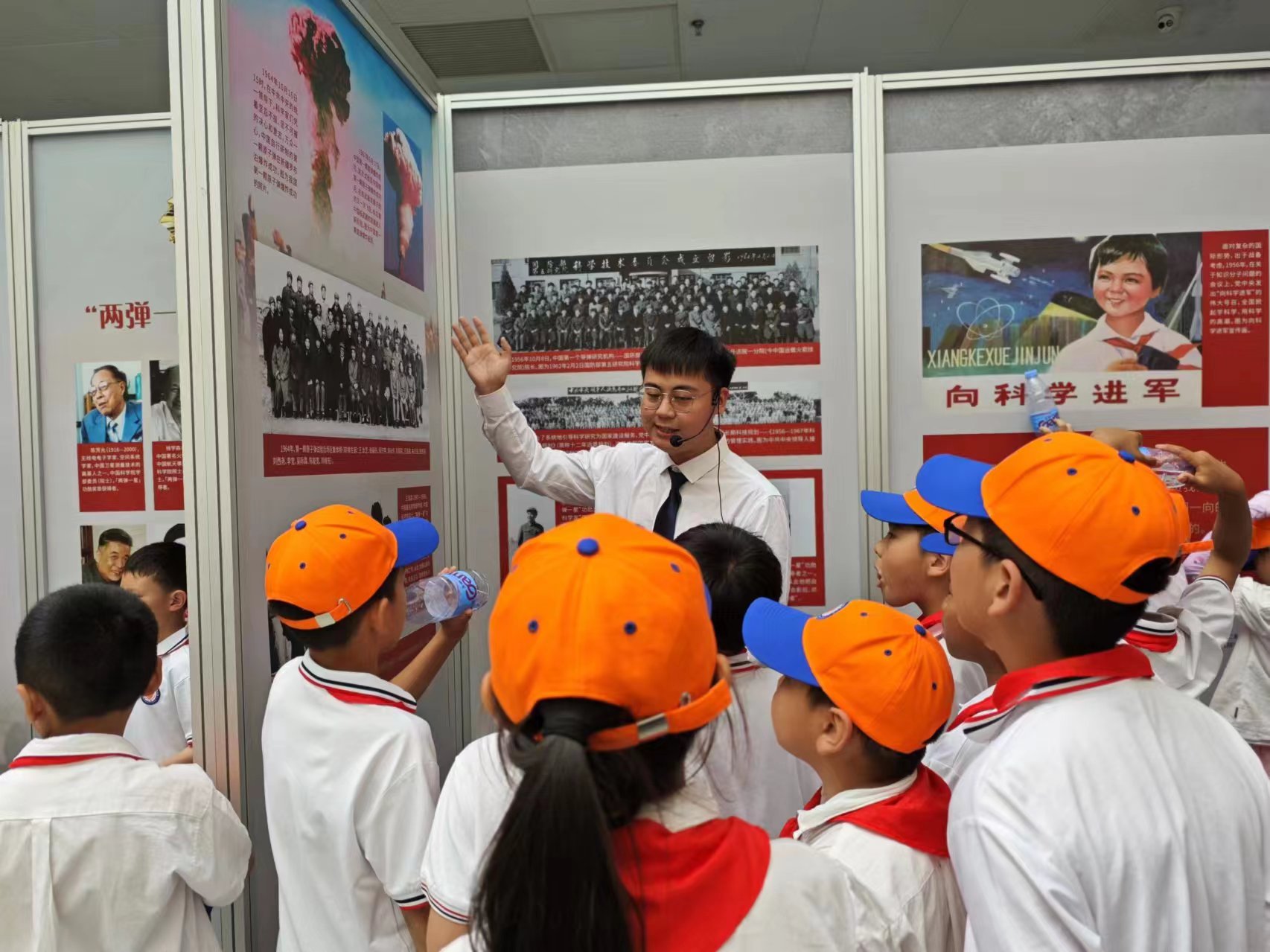 科学家主题展讲解员为小学生宣传科学家精神