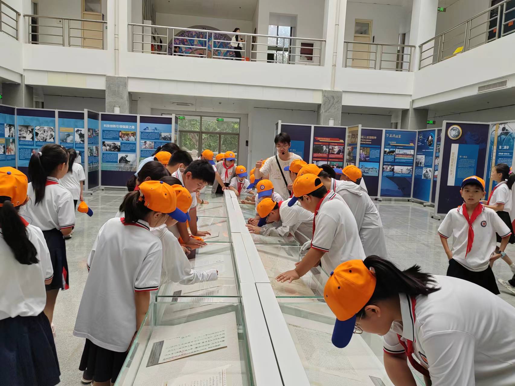 河南师大附小学生观看科学家主题展手稿等实物