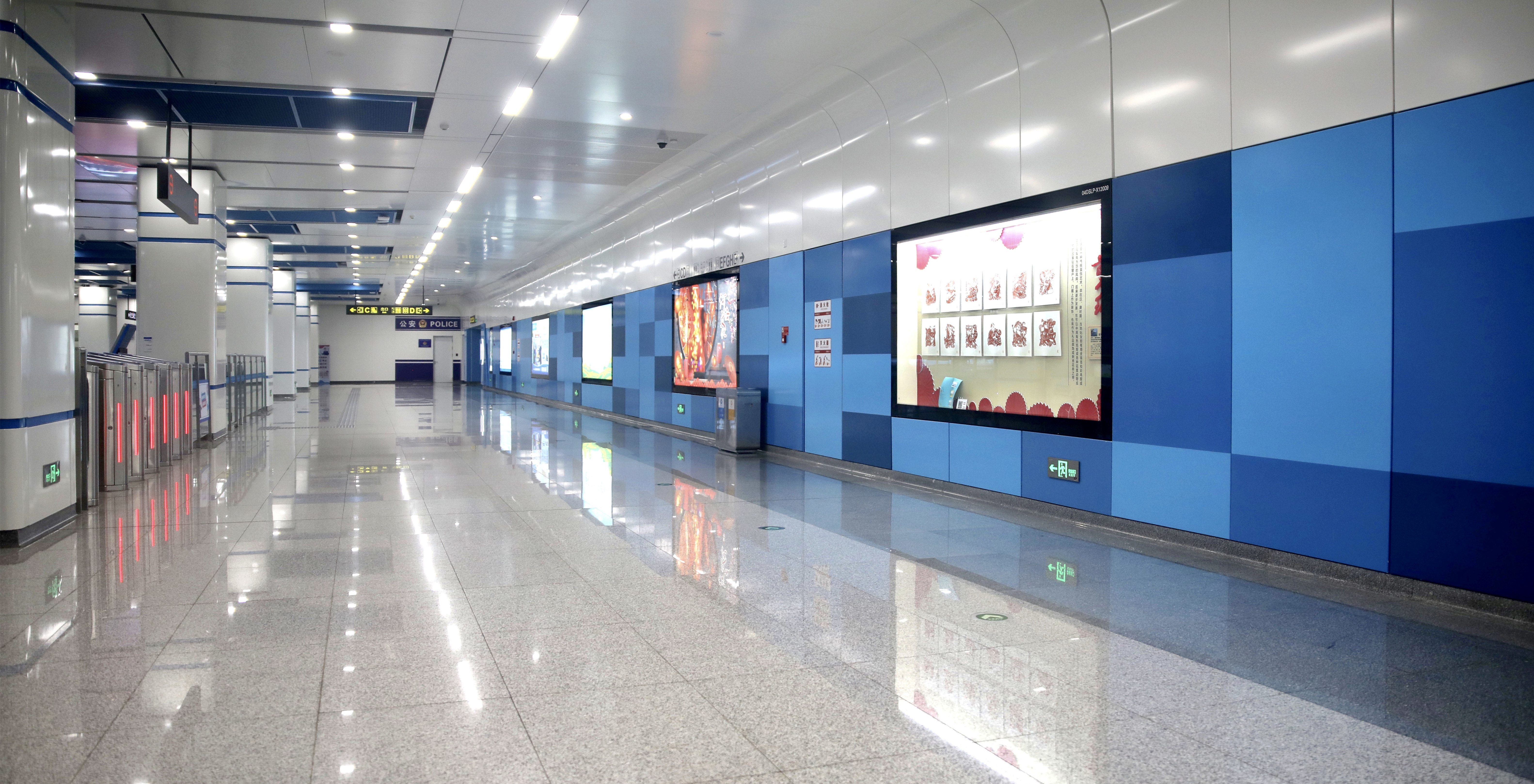 地铁工作人员讲解沉浸式文化艺术墙