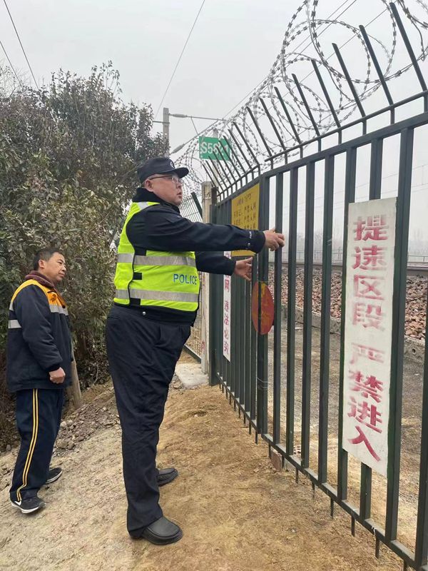 任广杰与铁路职工一起检查铁路线路防护网安全情况。 左岩 摄