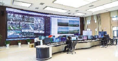 国网河南超高压公司生产管控指挥大厅，监控员对全省50座500千伏变电站开展实时监控