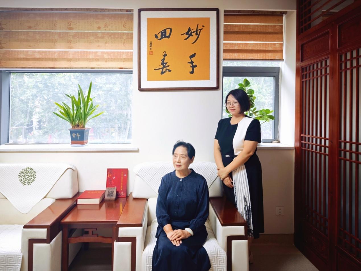 马云枝（左）和她的学生兰瑞