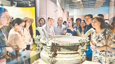 昨日，观众在郑州博物馆参观“铭铸华夏——两周中原列国青铜展” 郑州市文物局供图