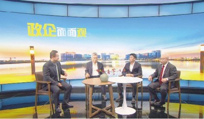 中共河南省委咨询组研究员、河南省社会科学院原院长张占仓(左二),河南省政协委员、河南洁石实业集团董事长王若飞(右二),河南省人大代表、省总商会副会长、河南省视博电子股份有限公司董事长平本强(右一)