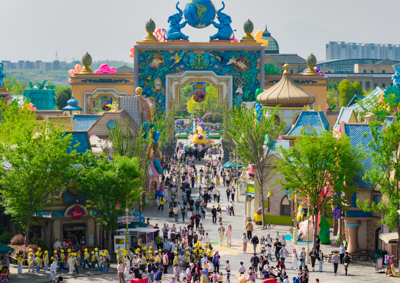 （银基动物王国清明假期氛围）